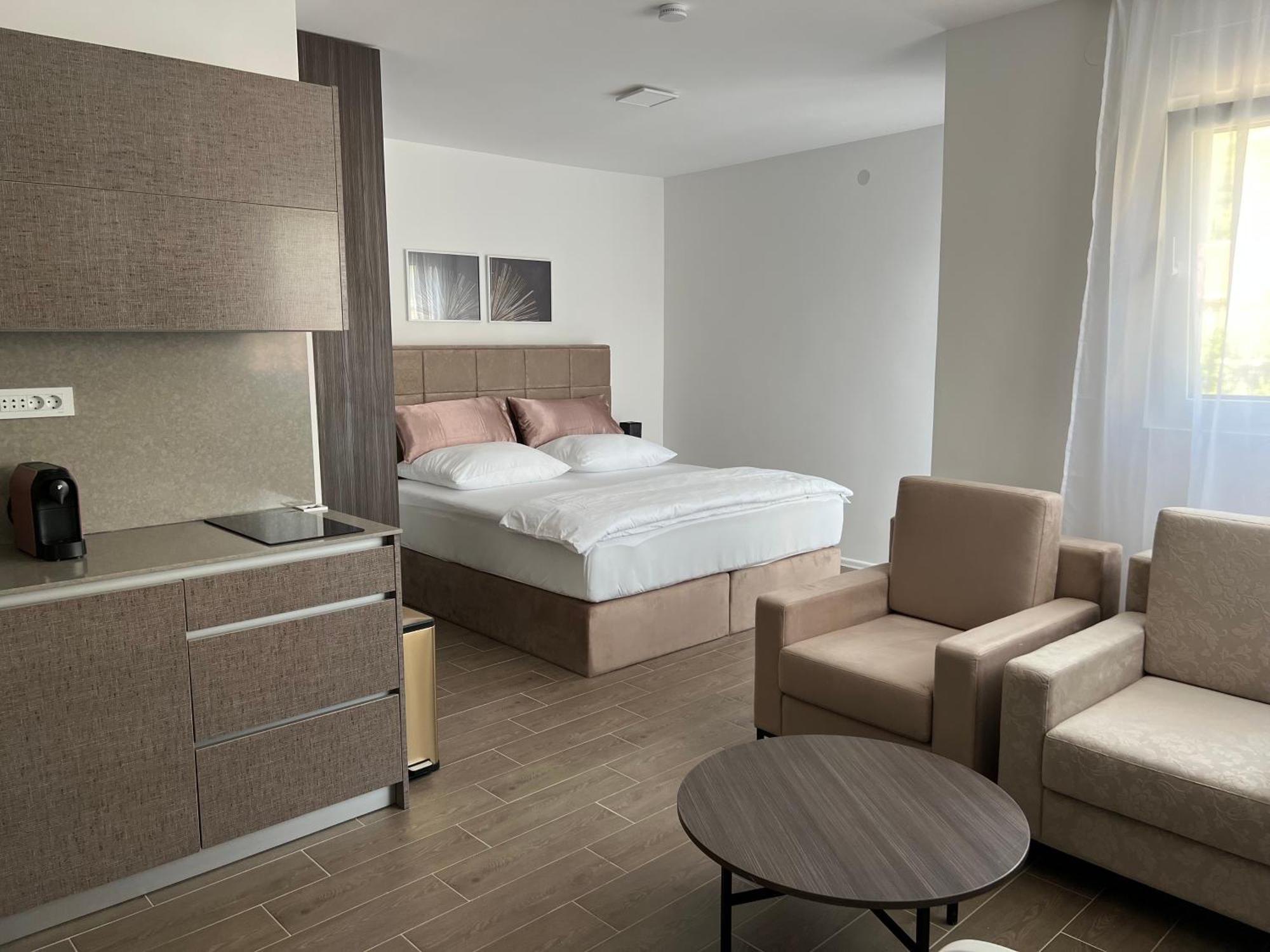 Madamik Apartments Bijela Exteriér fotografie