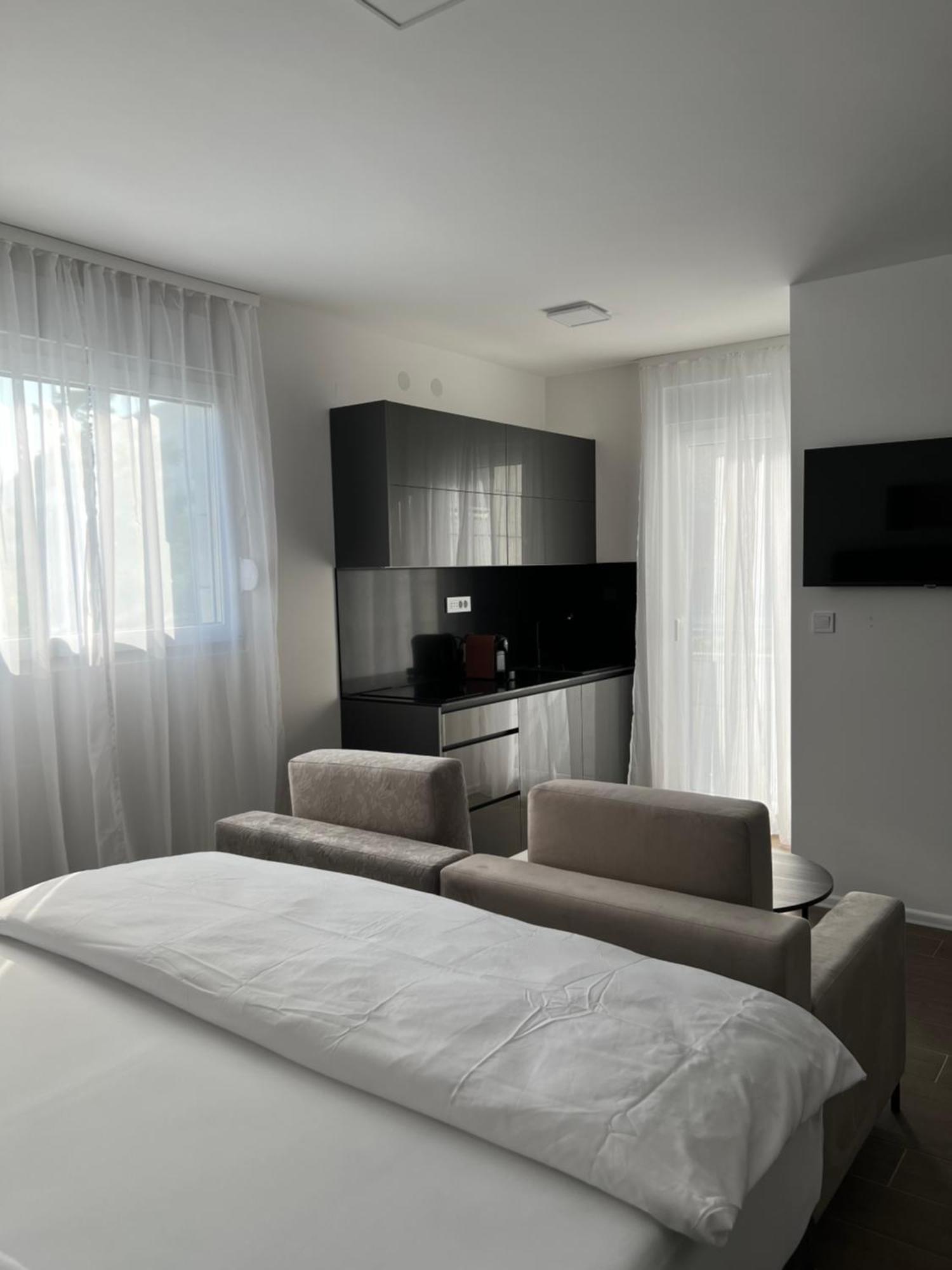 Madamik Apartments Bijela Exteriér fotografie